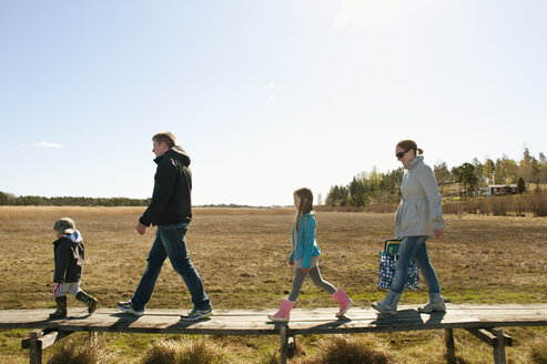 Familie mit zwei Kindern auf der Strandpromenade - FOLF09279