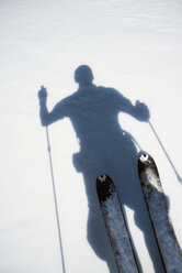 Schatten eines Skifahrers auf Schnee - FOLF09344