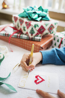 Junge schreibt Weihnachtskarten - FOLF09380