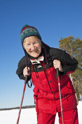 Porträt einer älteren Frau beim Skifahren - FOLF09385