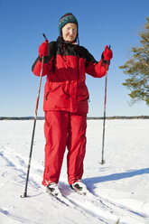 Porträt einer älteren Frau beim Skifahren - FOLF09386