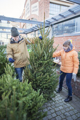 Älteres Paar kauft Weihnachtsbaum ein - FOLF09403