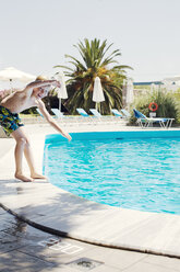 Junge spielt am Hotelpool in Griechenland - FOLF09419