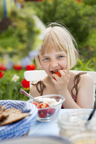 Girlie-Erdbeeren mit Sahne, lizenzfreies Stockfoto