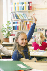 Porträt einer Schülerin im Klassenzimmer - FOLF09484