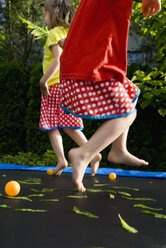 Zwei Mädchen springen auf einem Trampolin - FOLF09579