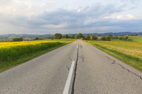 Österreich, Oberösterreich, Mühlvierlel, leere Landstraße, lizenzfreies Stockfoto