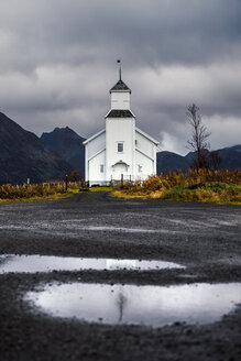 Norwegen, Lofoten, Gimsoysand, Kirche unter bewölktem Himmel - WVF00926