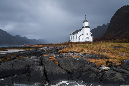 Norwegen, Lofoten, Gimsoysand, Kirche unter bewölktem Himmel - WVF00927