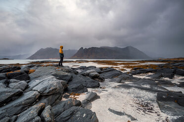 Norwegen, Lofoten, Gimsoysand, Mann an felsiger Küste stehend - WVF00928