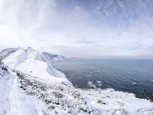 Spain, Basque Country, Zumaia, Ruta del Flysch at the coast in winter - LAF01984