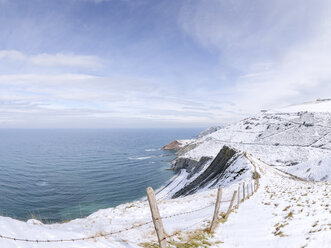 Spanien, Baskenland, Zumaia, Ruta del Flysch an der Küste im Winter - LAF01985