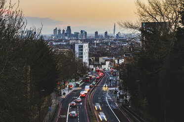 UK, London, Panoramablick auf die Stadt mit belebter Straße im Vordergrund bei Sonnenuntergang - WPEF00147