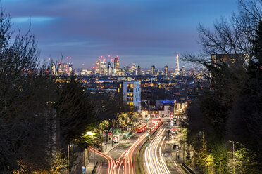 UK, London, panoramic view of the city with busy street on foreground at dusk - WPEF00148