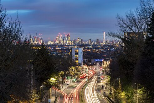 UK, London, Panoramablick auf die Stadt mit belebter Straße im Vordergrund in der Abenddämmerung - WPEF00148