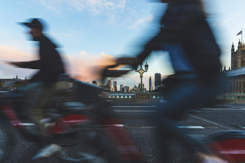 UK, London, Menschen mit Leihfahrrädern auf der Westminster-Brücke, lizenzfreies Stockfoto