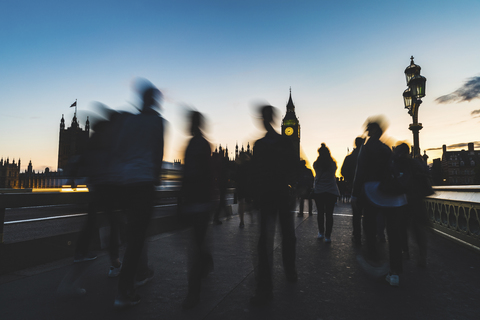 UK, London, silhouette of people on Westminster bridge with Big Ben in background at sunset stock photo