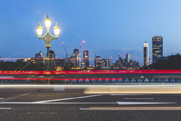 UK, London, traffic light trails on Westminster Bridge at dusk - WPEF00152