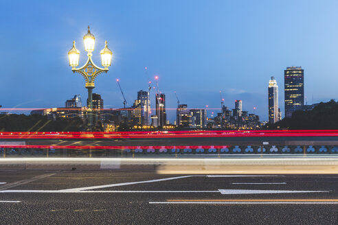 UK, London, Ampelspuren auf der Westminster Bridge in der Abenddämmerung - WPEF00152