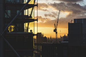 Großbritannien, London, Gebäude und Kransilhouette bei Sonnenuntergang mit Big Ben und Westminster im fernen Hintergrund - WPEF00154