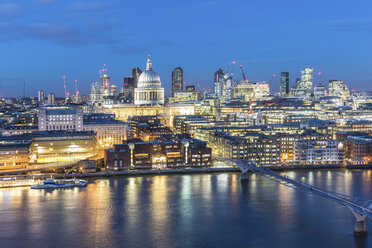 UK, London, Millennium Bridge und St. Paul's Cathedral Luftaufnahme in der Abenddämmerung - WPEF00155