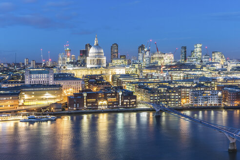 UK, London, Millennium Bridge und St. Paul's Cathedral Luftaufnahme in der Abenddämmerung - WPEF00155