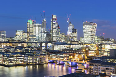Großbritannien, London, Stadtbild und Themse Panoramablick in der Abenddämmerung - WPEF00157