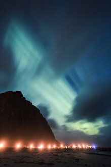 Norwegen, Lofoten Inseln, Eggum, Nordlicht an der Küste - WVF00930