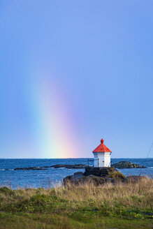 Norwegen, Lofoten Inseln, Eggum, Regenbogen über dem Meer - WVF00936