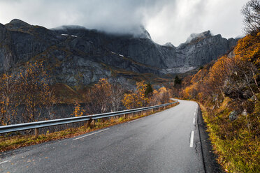 Norwegen, Lofoten-Inseln, leere Straße umgeben von einer Felswand - WVF00947