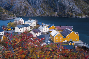 Norwegen, Lofoten Inseln, Nusfjord, Häuser an der Küste - WVF00952