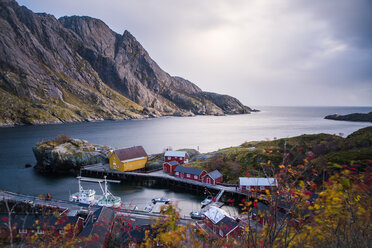 Norwegen, Lofoten Inseln, Nusfjord, Häuser an der Küste - WVF00955