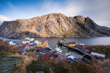 Norwegen, Lofoten Inseln, Nusfjord, Häuser an der Küste - WVF00957