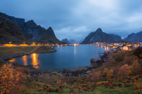 Norwegen, Lofoten, Küstendorf in der Abenddämmerung, lizenzfreies Stockfoto