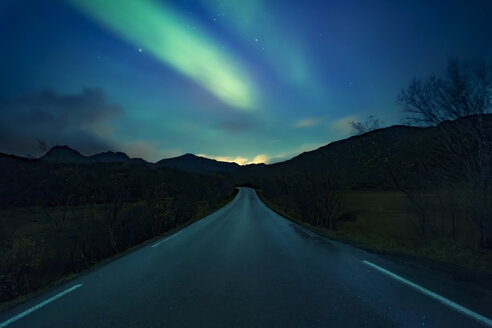 Norwegen, Lofoten-Inseln, Nordlicht über leerer Straße - WVF00963