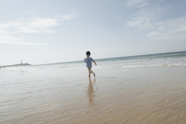 Spanien, Kap Trafalgar, Junge läuft am Strand - KNSF03691