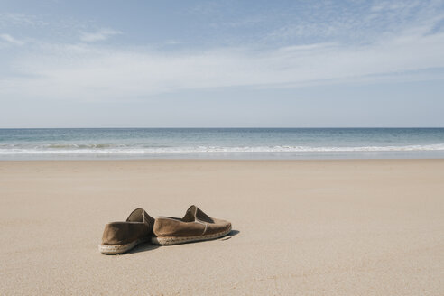 Spanien, Kap Trafalgar, Schuhe am Strand - KNSF03692
