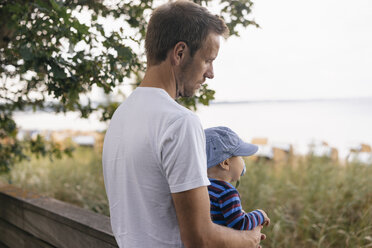 Germany, Timmendorfer Strand, father holding his son - KNSF03694