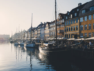 Boote vertäut im Wasser von Gebäuden in der Stadt gegen den Himmel - MASF00134