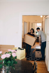 Mann und Frau mit Kisten stehen in einem neuen Haus - MASF00201