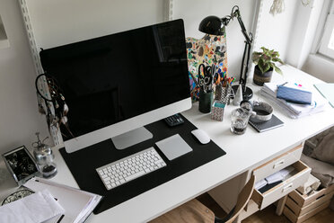 Hohe Winkel Ansicht von Computer mit Bürobedarf auf dem Schreibtisch zu Hause - MASF00213