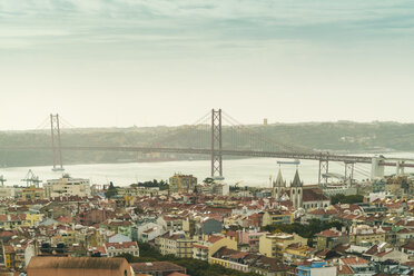 Portugal, Lissabon, Blick auf die Stadt mit der Ponte 25 de Abril im Hintergrund - TAMF01009
