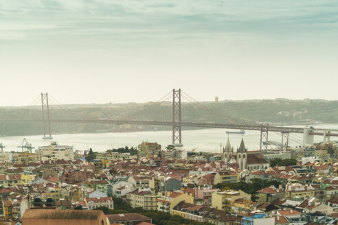 Portugal, Lissabon, Blick auf die Stadt mit der Ponte 25 de Abril im Hintergrund - TAMF01009