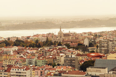 Portugal, Lissabon, Blick auf die Stadt von oben - TAMF01010