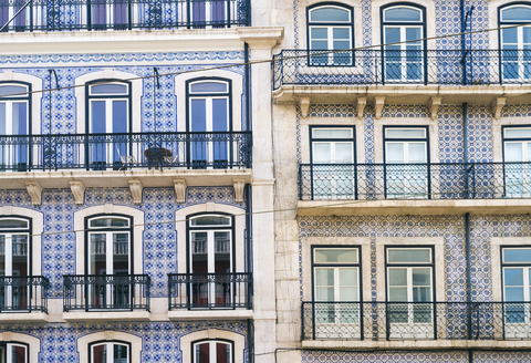 Portugal, Lissabon, Fassaden von zwei Mehrfamilienhäusern, Teilansicht, lizenzfreies Stockfoto