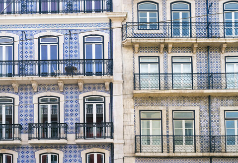 Portugal, Lissabon, Fassaden von zwei Mehrfamilienhäusern, Teilansicht - TAMF01011