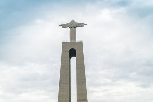 Portugal, Lissabon, Almada, Cristo-Rei, Blick auf Statue und katholisches Denkmal von Jesus Christus - TAMF01019