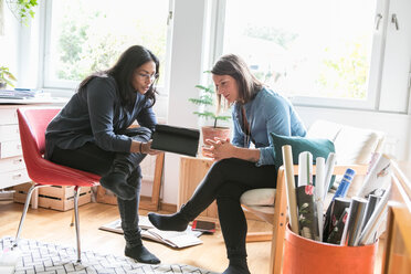 Weibliche Design-Profis diskutieren über ein digitales Tablet im Heimbüro - MASF00312