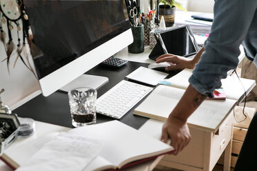 Abgeschnittene Hände einer Geschäftsfrau, die einen Computer zu Hause benutzt - MASF00315