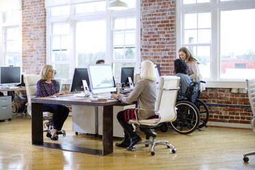 Geschäftsleute arbeiten am Schreibtisch im Büro - CAVF34448